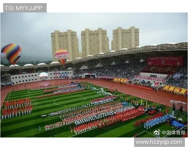 足球传奇人物雕塑展现球场英姿 彰显伟大运动精神与历史魅力